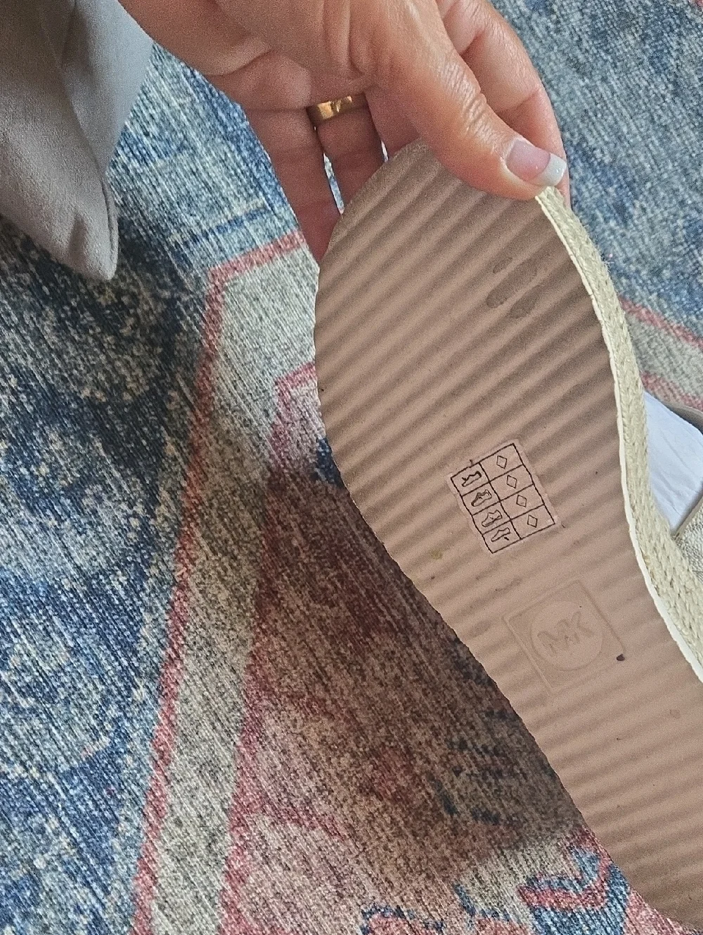 Michael Kors Cream and Gold MK Logo Thong Sandals With Box And Packing. - Picture 3 of 5